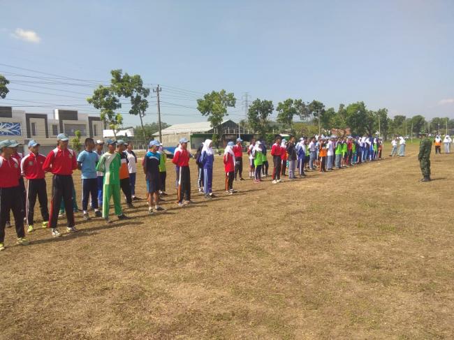Tingkatkan Kedisiplinan Serka Dulkholik Latih PBB di SMK NU Suruh